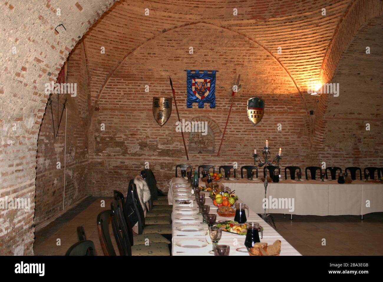 Banketteinstellung für die mittelalterliche Zeit. Szene aus der Vergangenheit im Palast von Mogosoaia, Rumänien, neu erschaffen. Stockfoto