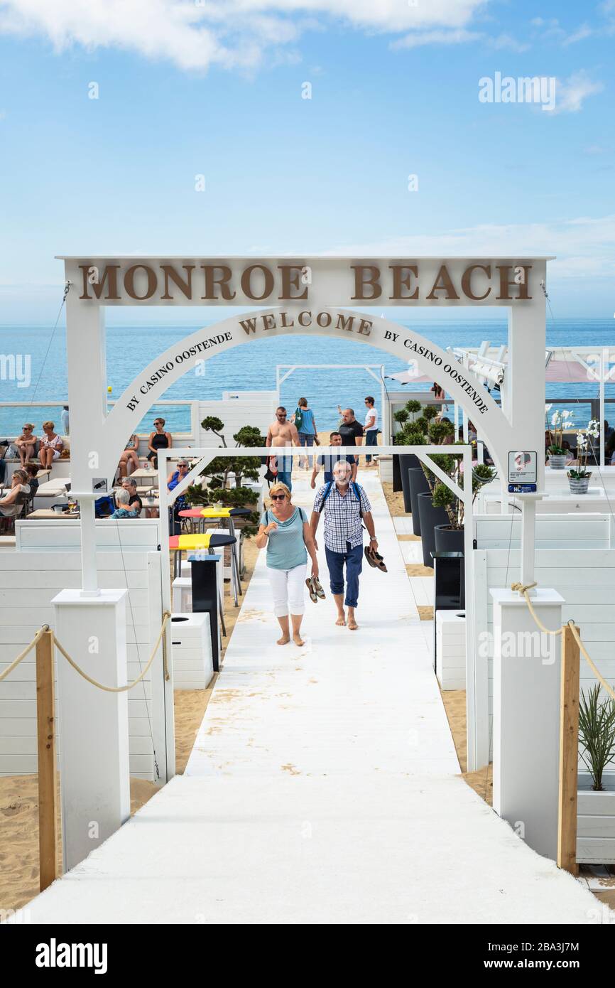 Bondi Beach Bar Eingang, eine berühmte Bar am Oostende Strand, mit Gästen und Touristen an einem Sommernachmittag. Stockfoto