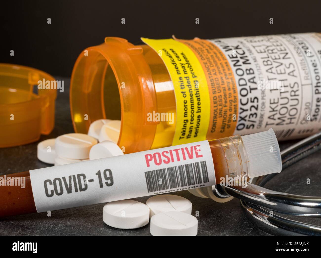 Morgantown, WV - 25. März 2020: Flasche Oxycodone Opoid Pain Killing Tablets mit positivem Coronavirus Test Stockfoto