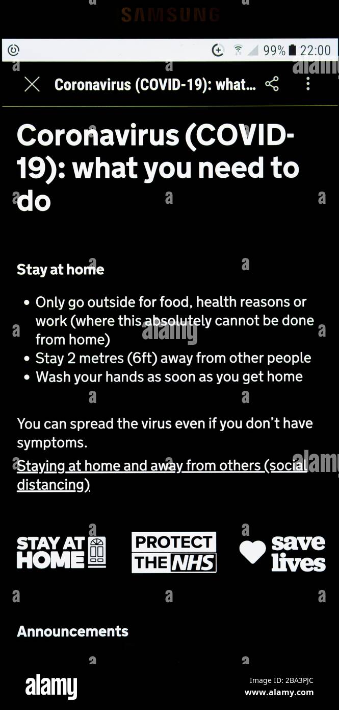 Die Anweisungen der Regierung zur Sperrung, die auf einem Mobiltelefon zu sehen sind, um zu Hause zu bleiben und die NHS durch soziale Distanzierung während der Coronavirus Pandemie zu schützen Stockfoto
