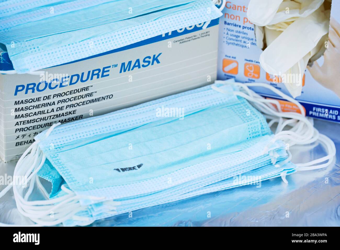 Box of Procedure Masken, medizinische Gesichtsmasken zum Schutz vor COVID-19, Coronavirus Infektion, COVID-Zubehör Stockfoto