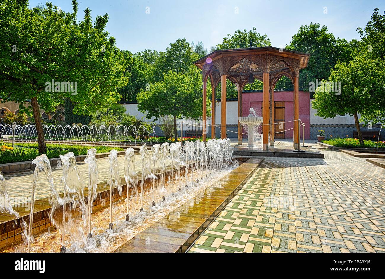 Orientalischer Gartenpavillon mit Springbrunnen in den Gärten der Welt,  Berlin Stockfotografie - Alamy