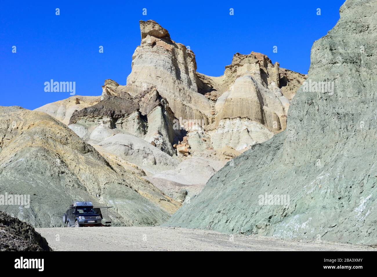 Geländewagen, Toyota Land Cruiser bei den bizarren Felsformationen des Cerro Alcazar, Calingasta, Provinz San Juan, Argentinien Stockfoto