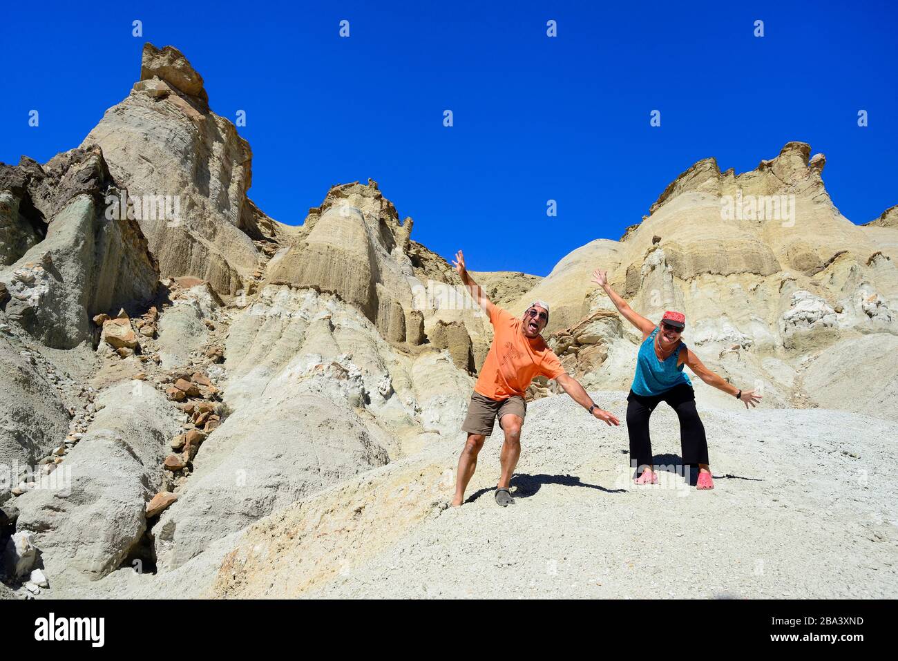 Zwei Touristen in den bizarren Felsformationen von Cerro Alcazar, Calingasta, Provinz San Juan, Argentinien Stockfoto