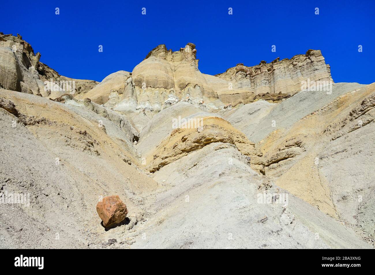 Bizarre Felsformationen am Cerro Alcazar, Calingasta, Provinz San Juan, Argentinien Stockfoto