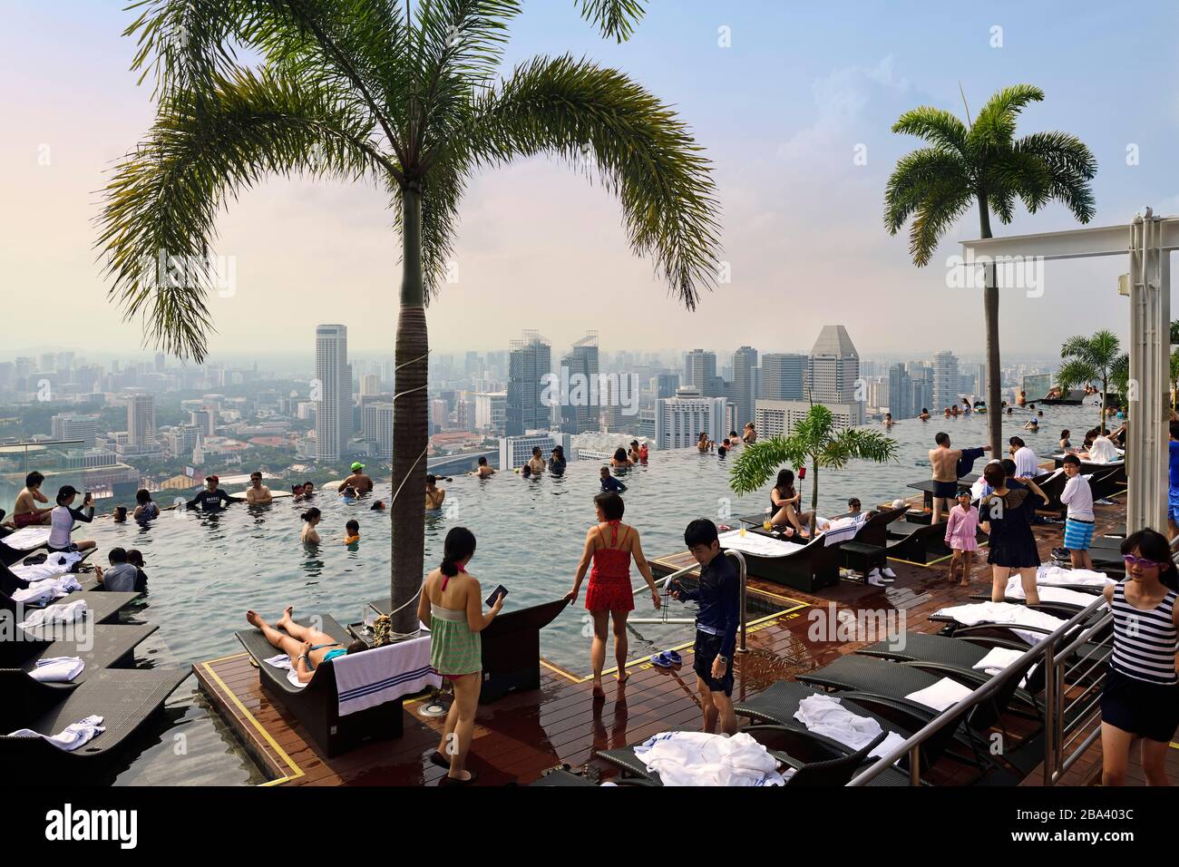 Blick auf die Stadt mit Touristen im Infinity-Pool des Marina Bay Sands Hotel, Singapur Stockfoto