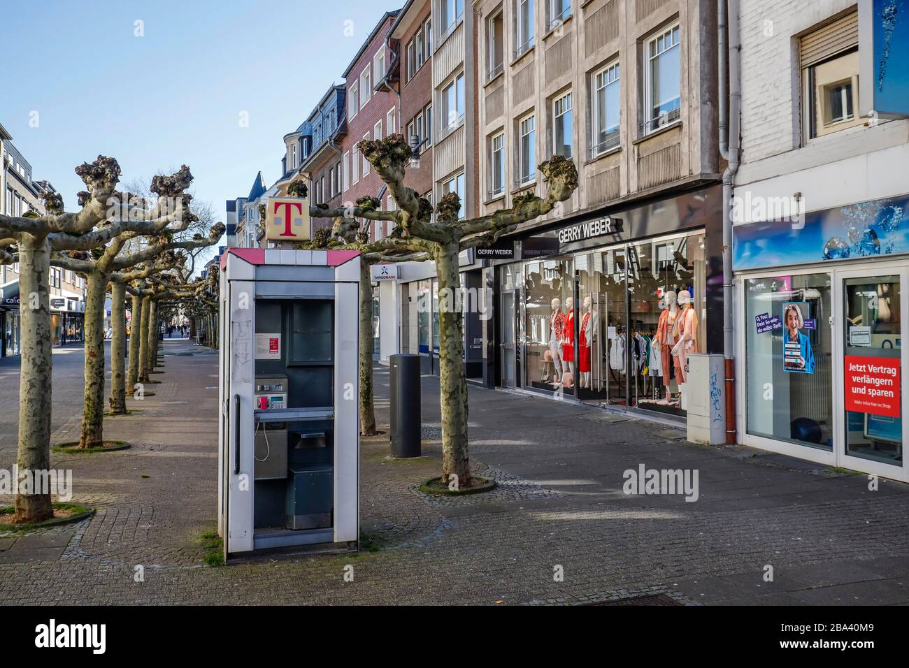 Leere Einkaufsstraße mit geschlossenen Geschäften wegen Corona-Pandemie kein Kontakt, Hauptstraße in der Altstadt, Viersen, Niederrhein, Nordrhein-Westfalen Stockfoto