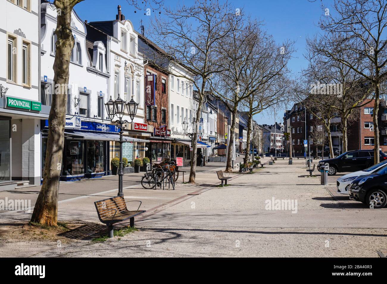 Leere Einkaufsstraße mit geschlossenen Geschäften und Restaurants wegen Corona-Pandemie kein Kontakt, Gereonsplatz in der Altstadt, Viersen, Niederrhein, Nord Stockfoto