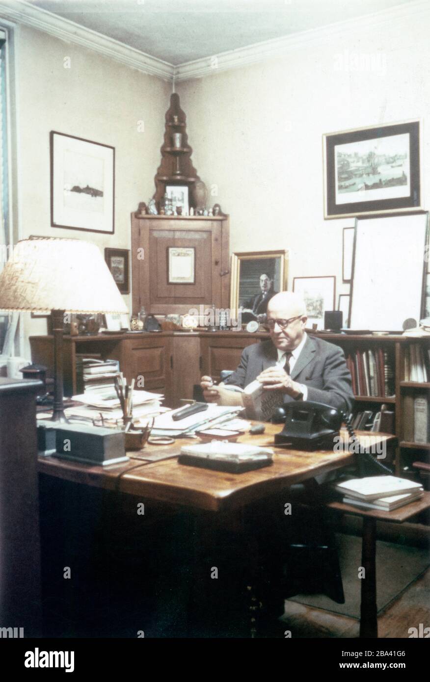 Vintage 1970s Foto von David McCord in seinem Büro an der Harvard University. David Thompson Watson McCord (1897-1997) war ein US-amerikanischer Dichter und College-Spendensammler. QUELLE: ORIGINALFOTO Stockfoto