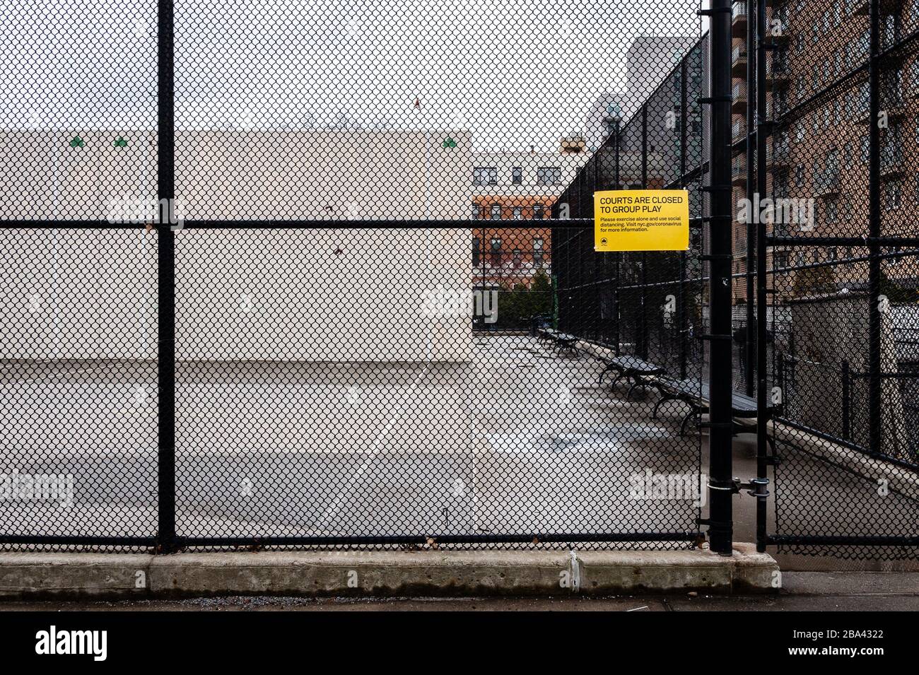 Ein Schild informiert die New Yorker darüber, dass die Squashplätze während der COVID-19-Pandemie am 25. März 2020 für Gruppenspiele gesperrt sind. (Foto von Gabriele Holtermann-Gorden/Sipa USA) Stockfoto