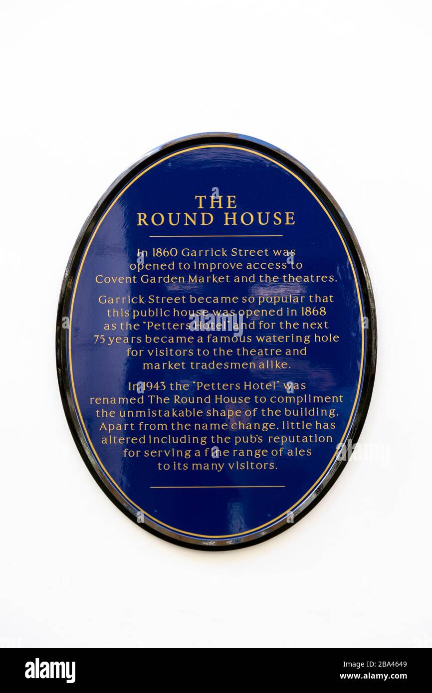 Historische blaue Plakette an der Fassade des Roundhouse Pub, London, Großbritannien Stockfoto