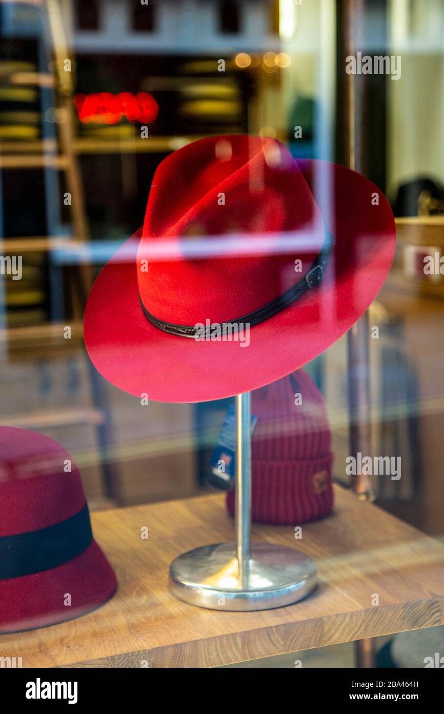 Red hat auf der Shopanzeige von Laird Hatters in New Row, Covent Garden, London, Großbritannien Stockfoto