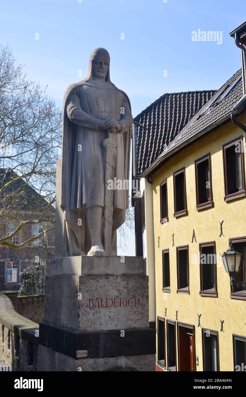 Die historische Skulptur Balderichs steht vor dem Rathaus in Mönchengladbach Stockfoto