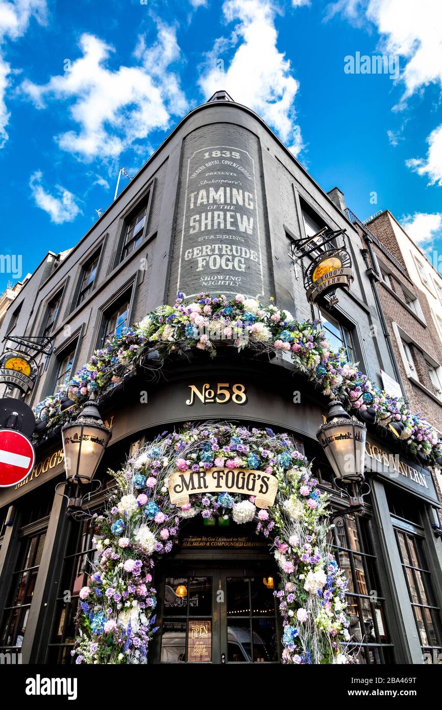 Außenansicht der Mr Fogg's Tavern in Covent Garden, mit Blumen dekoriert, London, Großbritannien Stockfoto