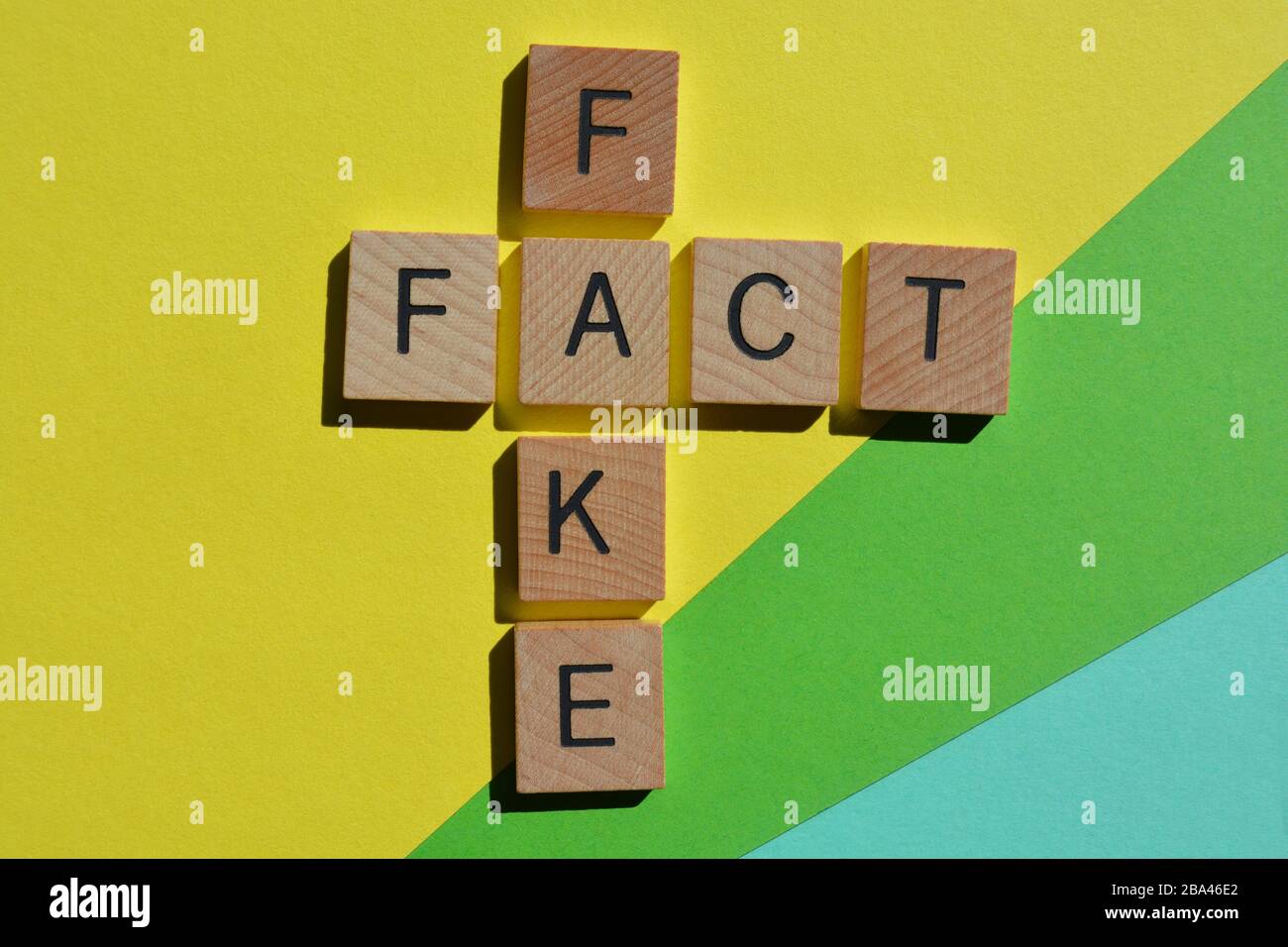 Fake und Fakt, Kreuzworträtsel auf farbenfrohem Hintergrund Stockfoto