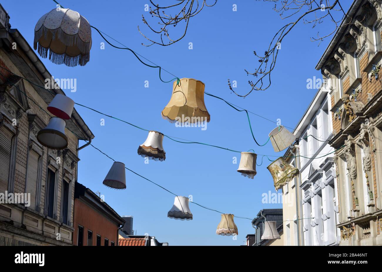 Alte Lampenschirme hängen von Haus zu Haus in Mönchengladbach Deutschland Stockfoto