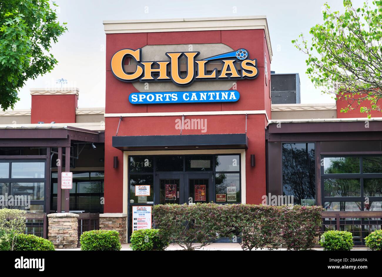 Houston, Texas/USA 25.03.2020: Chulas Sports Cantina Exterieur in Willowbrook in Houston, TX. Bar & Grill mit Live-Unterhaltung. Stockfoto