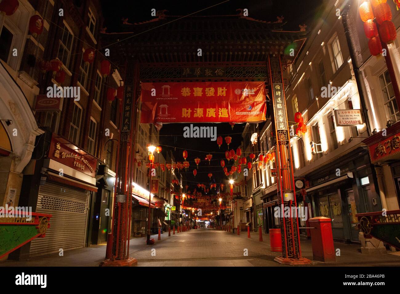 London, Großbritannien: Im Herzen von China Town im West End bleibt nur ein Restaurant geöffnet, das Mitnehmeressen serviert. Die Straßen sind am Abend wegen der koviden 19-Sperre völlig verlassen. Stockfoto
