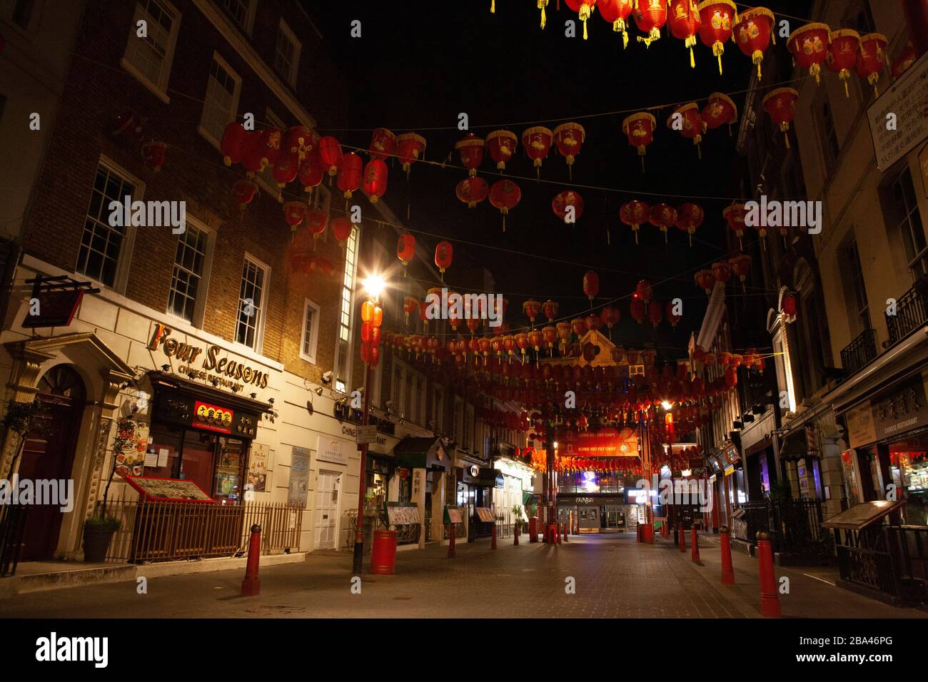 London, Großbritannien: Im Herzen von China Town im West End bleibt nur ein Restaurant geöffnet, das Mitnehmeressen serviert. Die Straßen sind am Abend wegen der koviden 19-Sperre völlig verlassen. Stockfoto