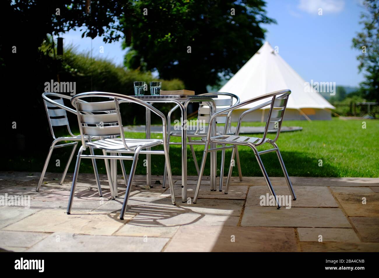 Glamping zu Hause für einen Aufenthalt. Gartencamping im Glockenzelt für den Sommer. GROSSBRITANNIEN Stockfoto