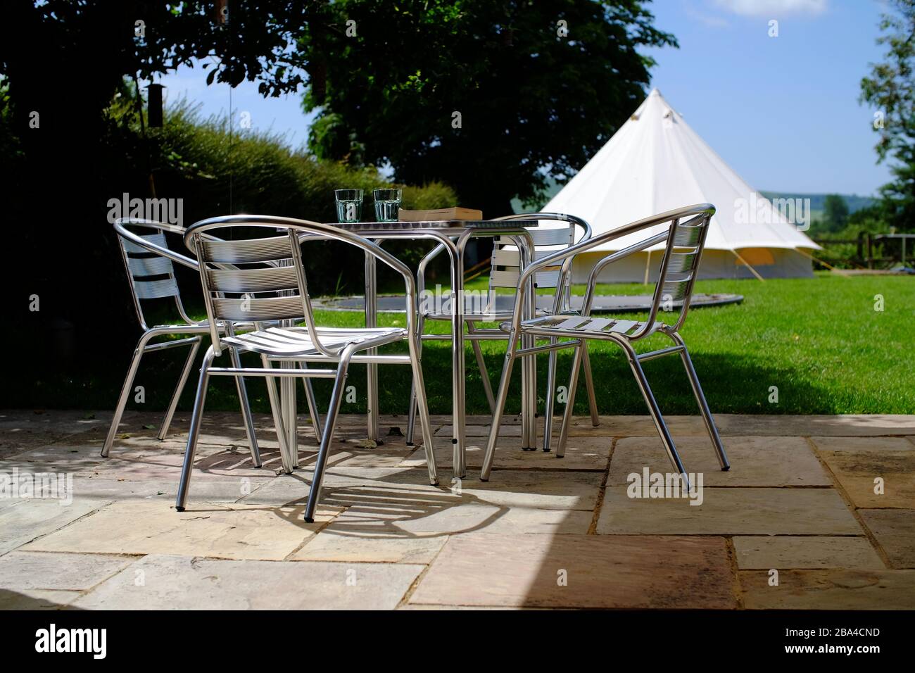 Glamping zu Hause für einen Aufenthalt. Gartencamping im Glockenzelt für den Sommer. GROSSBRITANNIEN Stockfoto