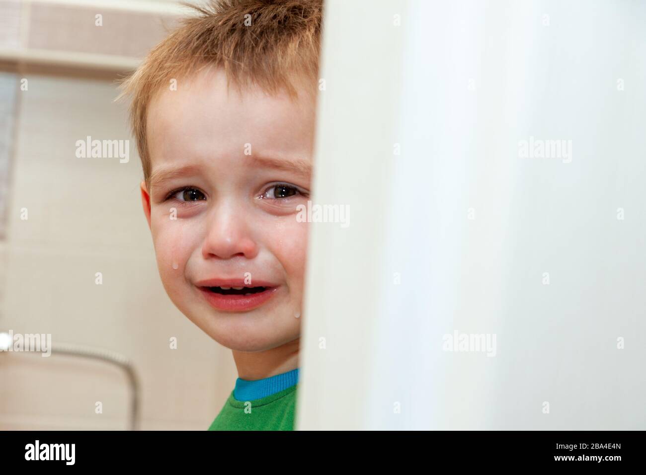 Porträt von weinenden jungen im Haus. Stockfoto