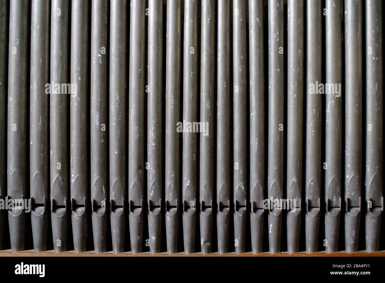 Orgelleitungen von einer kleinen Dorfkirchenorgel. Stockfoto