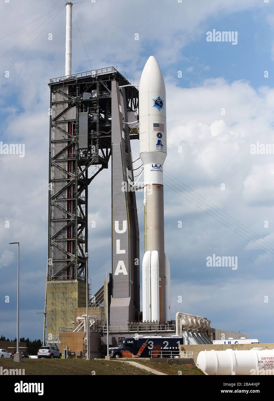 Cape Canaveral, Vereinigte Staaten. März 2020. März 2020 - Cape Canaveral, Florida, Vereinigte Staaten - EINE United Launch Alliance Atlas V Rakete mit einem Advanced extrem High Frequency (AEHF) militärischen Kommunikationssatelliten für eine Nutzlast wird am 25. März 2020 gesehen, Am Tag vor dem geplanten Start auf der Cape Canaveral Air Force Station in Cape Canaveral, Florida. Dies ist der erste offizielle Start für die neu ernannte US-Raumfahrtbehörde. Credit: Paul Hennessy/Alamy Live News Stockfoto