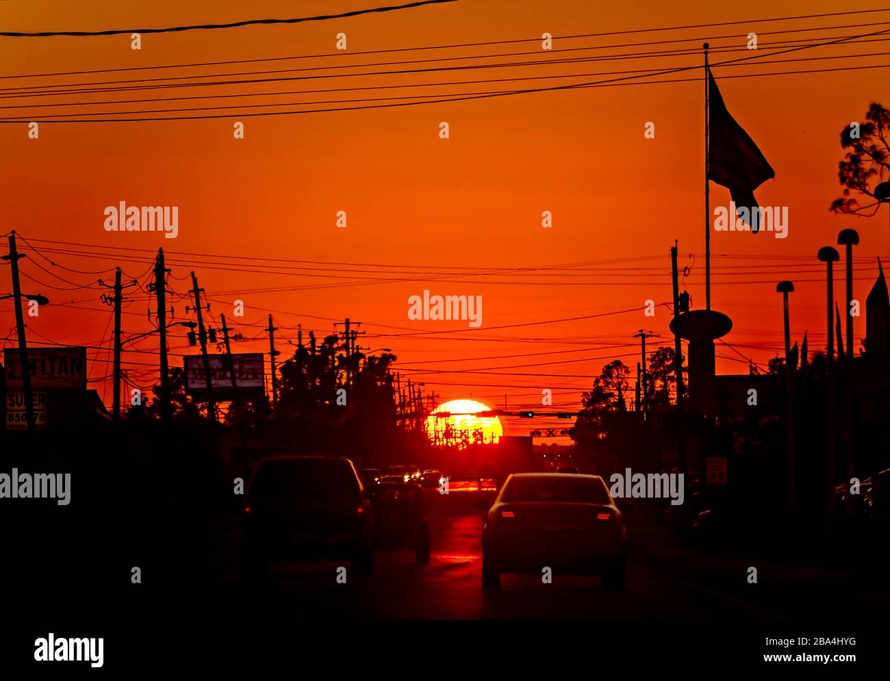 Autos fahren auf dem Highway 98, während die Sonne untergeht, am 23. September 2019, in Panama-Stadt, Florida. Das Gebiet wurde 2018 durch Hurrikan Michael stark belastet. Stockfoto