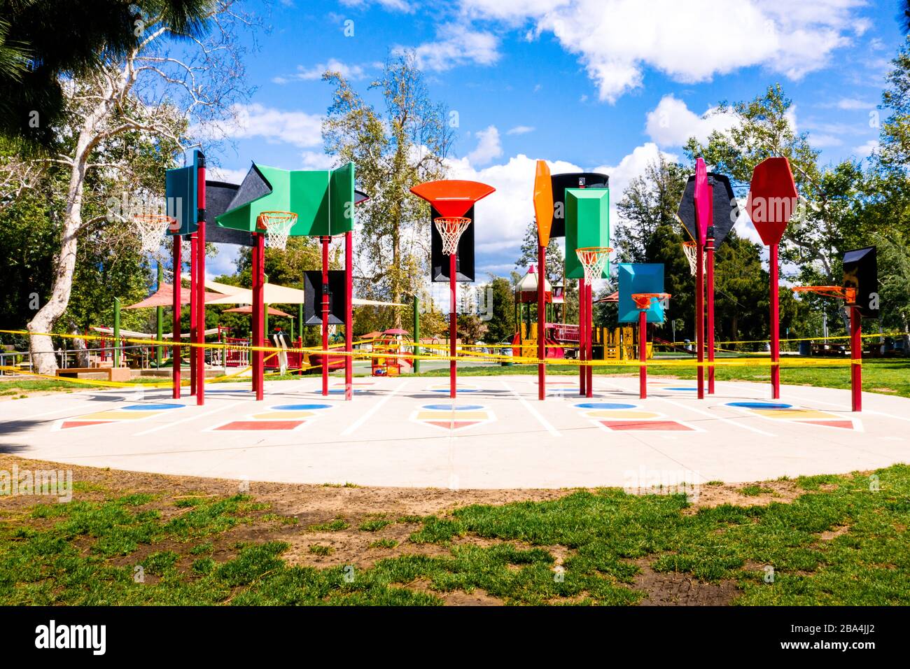 Los Angeles, Kalifornien/USA - Yellow Caution Tape, Minidspielplatz und Basketballnetze dahinter. Minicind-Spielplatz schließt auf COVID-19 Quarantäne in CA. Stockfoto