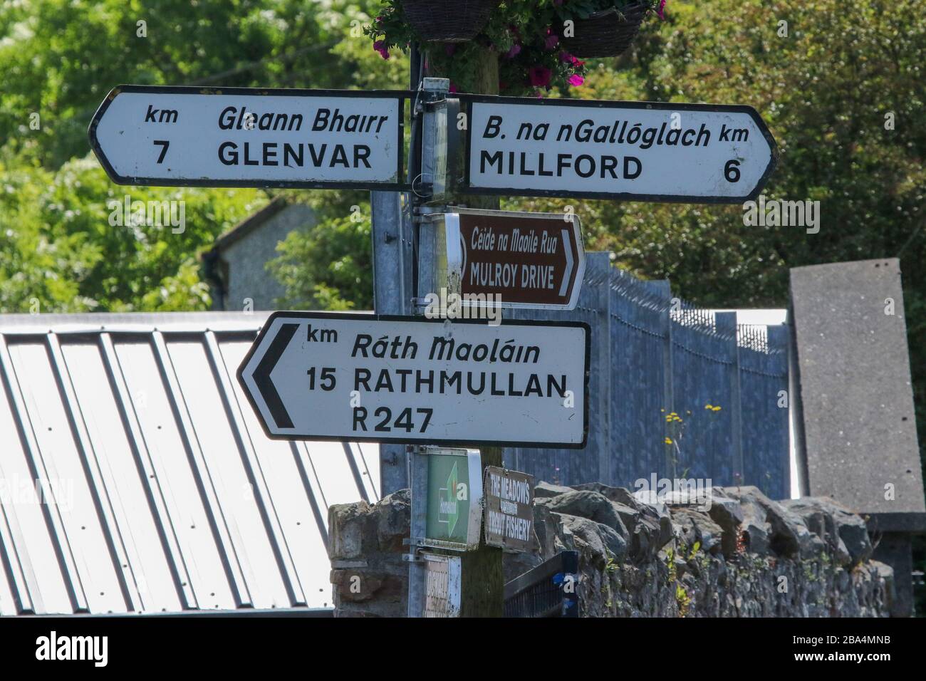 Straßen signiert das County Donegal Dorf Kerrykeel und gibt Anweisungen zu anderen Städten und Dörfern auf der Fanad-Halbinsel, County Donegal, Irland. Stockfoto