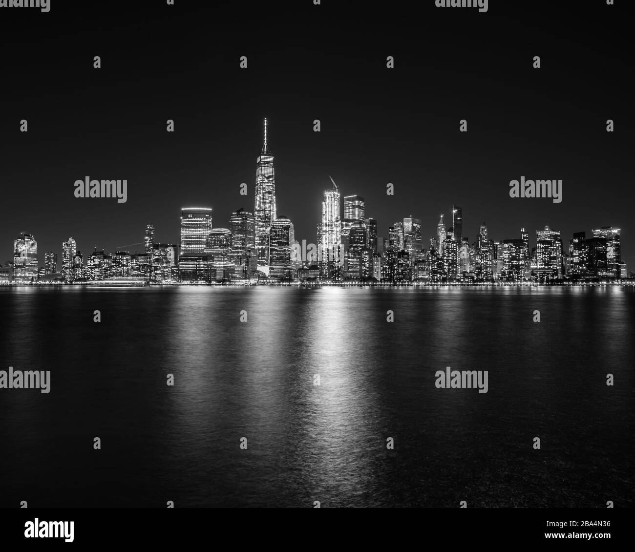 Skyline von New York City in dramatischem Schwarzweiß mit Freedom Tower und Reflexionen im Hudson River. Stockfoto