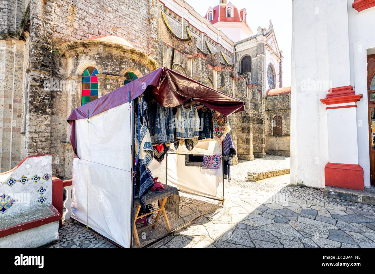 Kleines Geschäft auf dem Straßenmarkt in der Nähe der Kathedrale in Cuetzalan, Puebla, Mexiko. Stockfoto