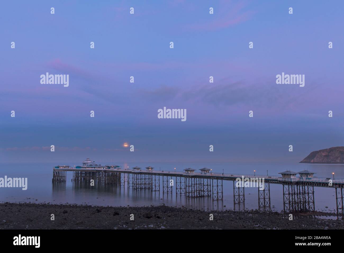 Architektonische Brücken und Piers. Modern, viktorianisch oder industriell. Szenen mit Brücke oder Pier mit Wasser, Kanal, See, Strand oder Fluss. Stockfoto