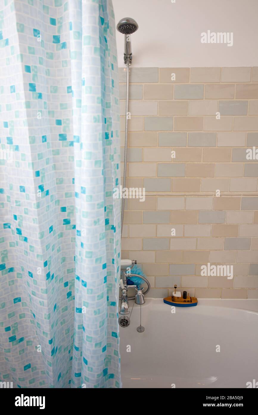 Badezimmer mit halb offenem Duschvorhang Stockfoto
