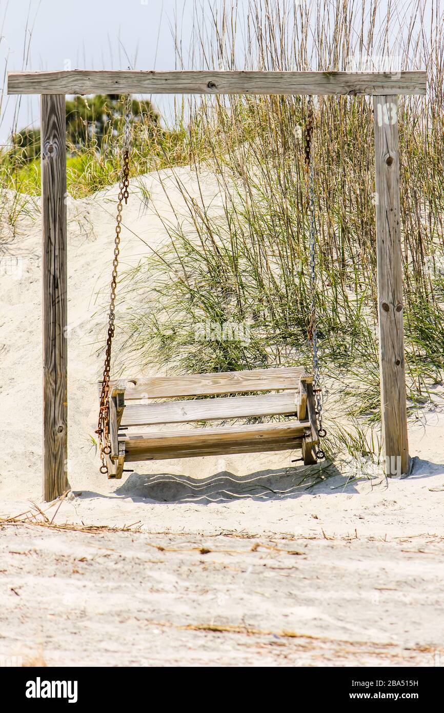 Am Tybee Island Beach befindet sich ein leeres Schaukel auf der Basis von Sanddünen. Ein ruhiger, entspannter Ort mit Blick auf den Atlantik. In Der Nähe Von Savannah, Georgia. Stockfoto