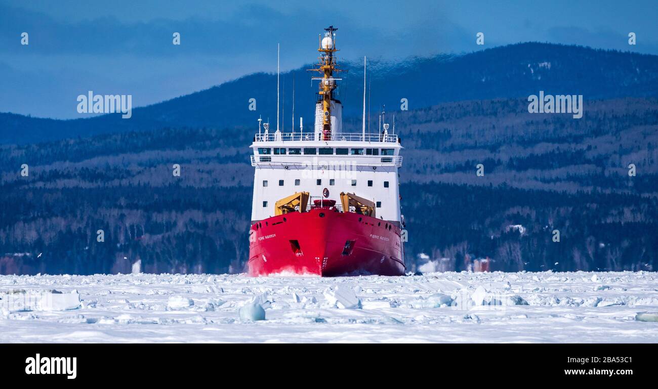 Eisbrecher CGS Pierre Radisson von der kanadischen Küstenwache in der Bucht von Gaspe. Stockfoto