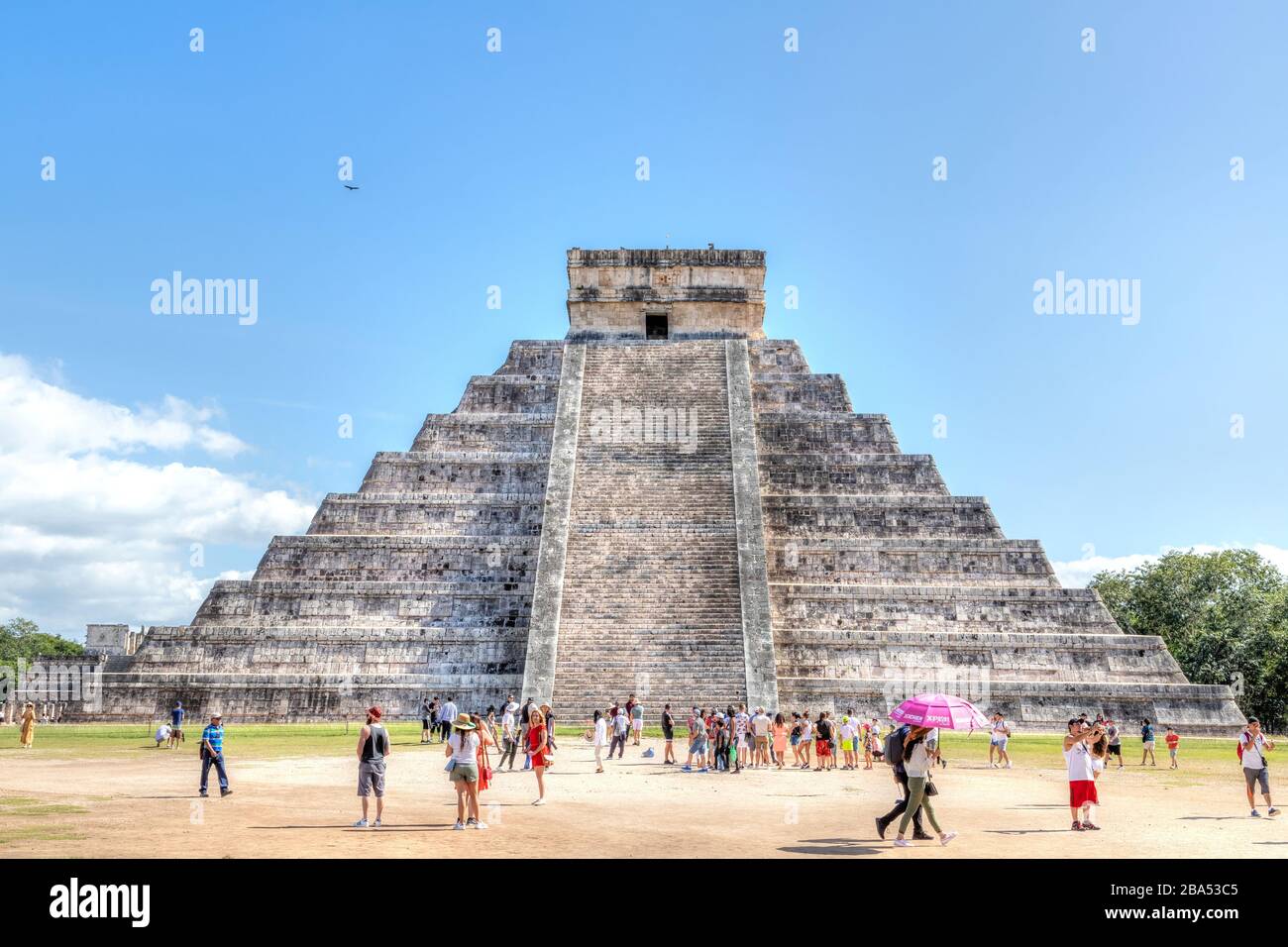 Chichen Itza, Mexiko - 23. Dezember 2019: Touristen besuchen die berühmte Kukulcan Pyramide in Chichen Itza auf der Halbinsel Yucatan in Mexiko. EINE UNESCO-WELT H Stockfoto
