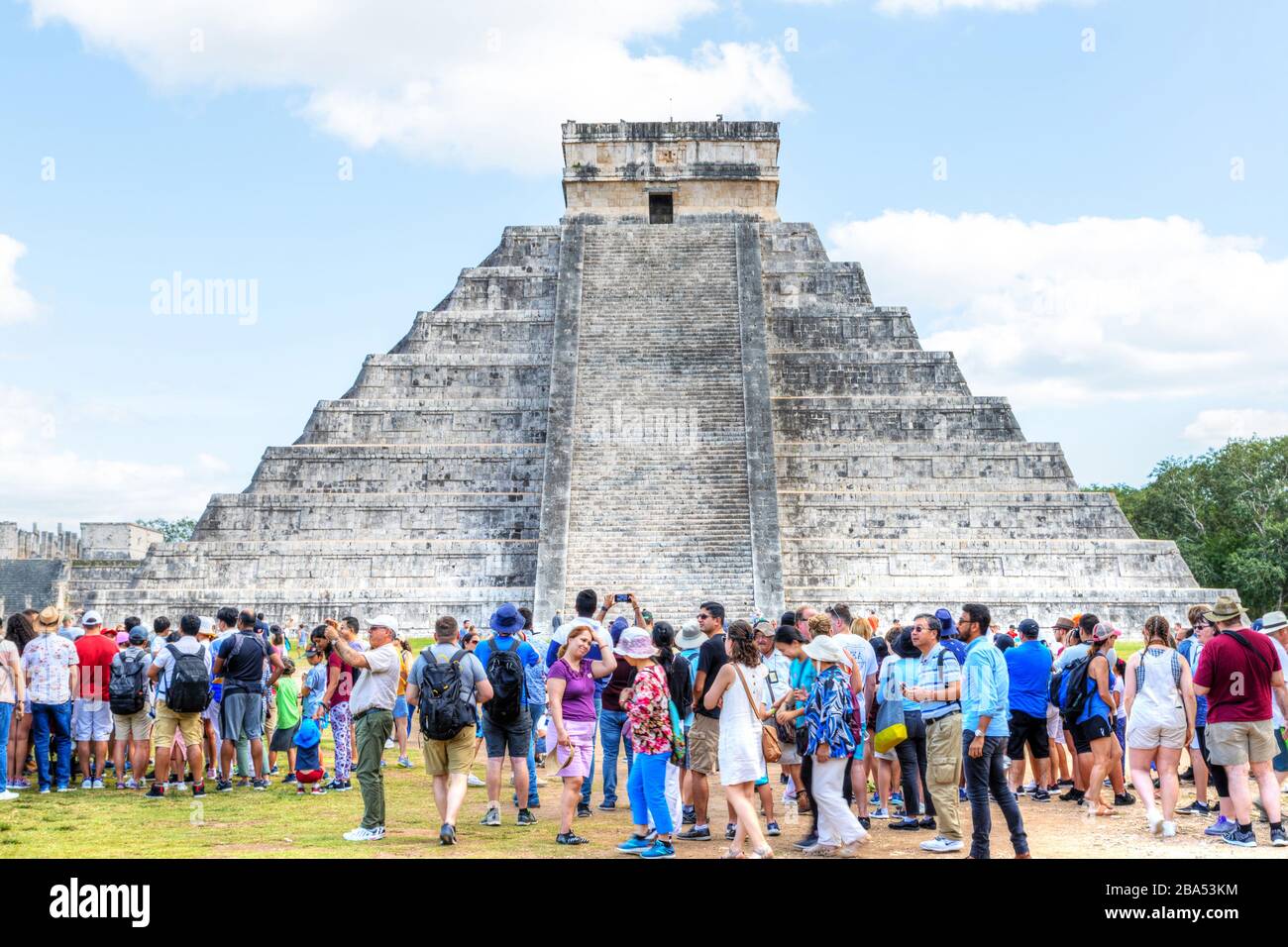 Chichen Itza, Mexiko - 23. Dezember 2019: Touristen besuchen die berühmte Kukulcan Pyramide in Chichen Itza auf der Halbinsel Yucatan in Mexiko. EINE UNESCO-WELT H Stockfoto