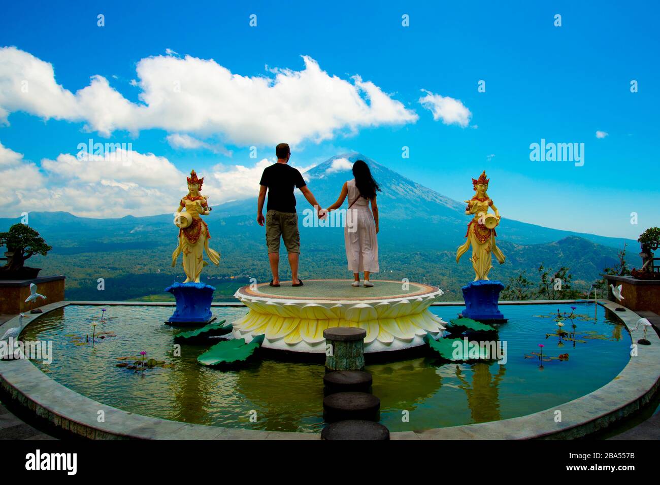 Paare, Die Mount Agung - Indonesien Betrachten Stockfoto