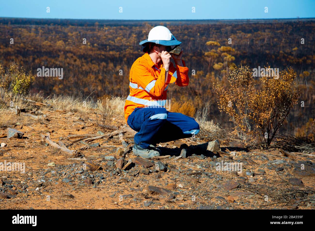 Erkundungsgeologe auf dem Feld Stockfoto