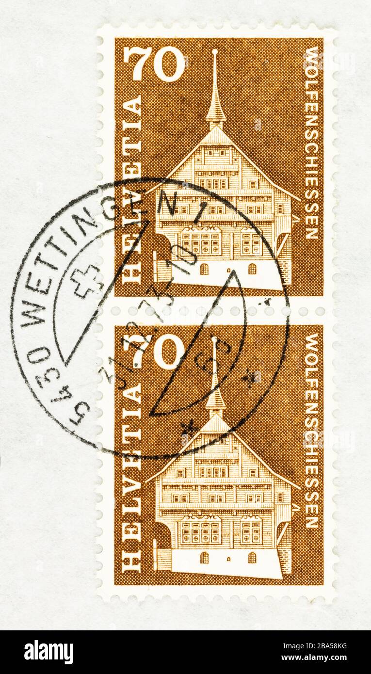SEATTLE, WASHINGTON - 22. März 2020: Schweizer Briefmarken auf Briefumschlag mit historischem Lussy Haus Wolfenschiessen, mit Wettinger Poststempel. Stockfoto