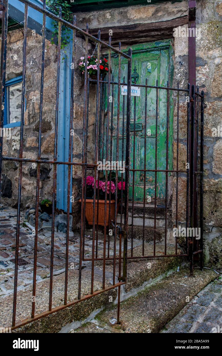 Eine rustikale Tür und ein Tor Stockfoto
