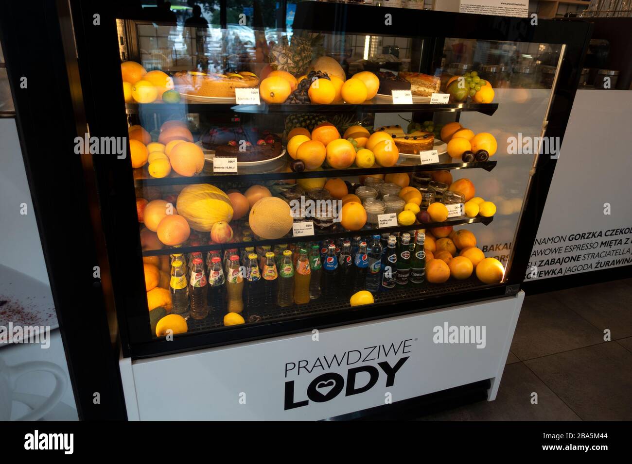 Kühltasche mit frischem Obst in einem Eisgeschäft (lody). Tomaszow Mazowiecki Mittelpolen Stockfoto
