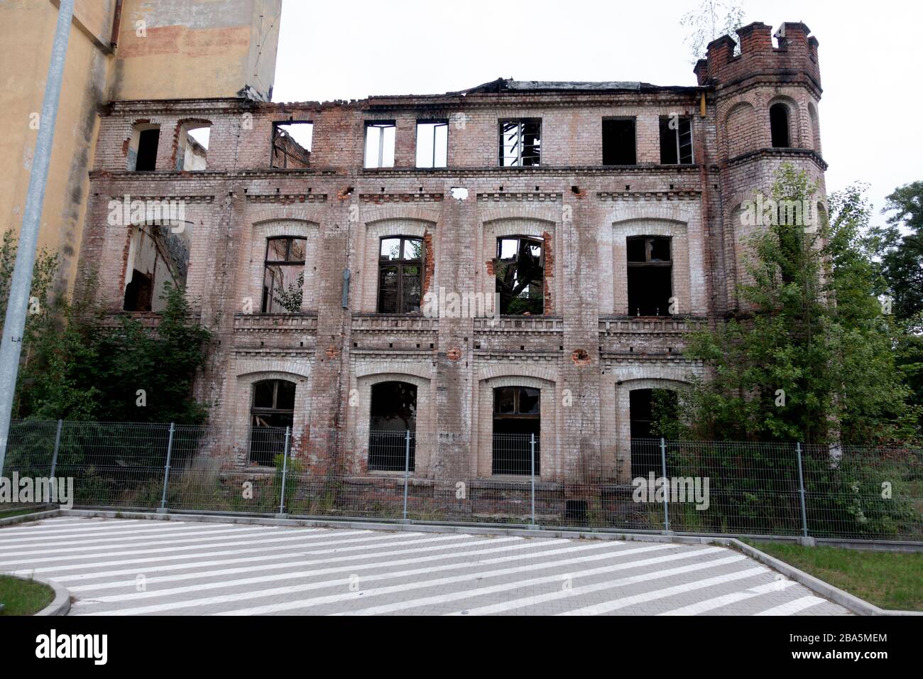 Verlassene interessante Gebäude, die saniert werden müssen. Tomaszow Mazowiecki Mittelpolen Stockfoto