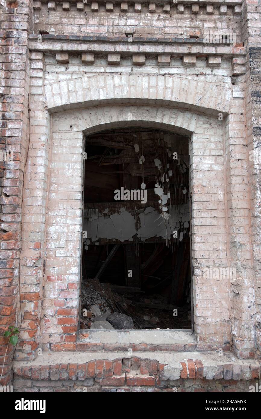 Zerbrochenes Fenster in einem verlassenen Gebäude, das saniert werden muss. Tomaszow Mazowiecki Mittelpolen Stockfoto