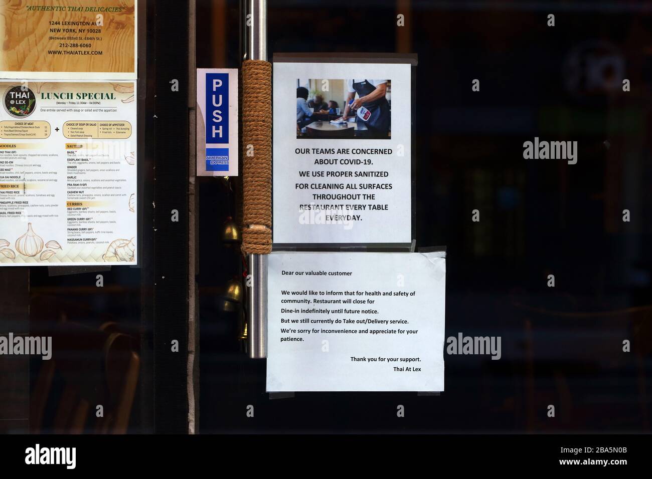New York, New York, 24. März 2020. Ein Schild an der Tür zu einem Restaurant in Manhattan, das die hygienischen Richtlinien, das Einspeisen, den Mitnehmen und die Verfügbarkeit des Lieferdienstes während der Coronavirus COVID-19-Pandemie aufführt. Das Restaurant hat den Dine-In-Service vorübergehend eingestellt und bietet nur einen Mitnahme- und Lieferservice gemäß der vom Gouverneur des Staates New York, Andrew Cuomo, erteilten Executive Order 202 an, die Beschränkungen für den Betrieb von Arbeitsplätzen, Unternehmen, Und Versammlungsräume im Staat New York, um die Ausbreitung der Pandemie zu kontrollieren. Kredit: Robert K. Chin. Stockfoto