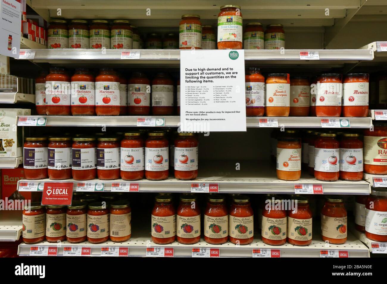 New York, New York, 25. März 2020. Ein Schild auf einem Ladenregal, das Kunden über die Kauflimits für Lebensmittel mit hohem Bedarf informiert. Lebensmittelgeschäfte haben Kauflimits für Artikel mit hoher Nachfrage wie Pastasauce und Konserven gesetzt, um jedem die Möglichkeit zu geben, diese Artikel zu kaufen und zu verhindern, dass sie während der Coronavirus COVID-19-Pandemie horten. Kredit: Robert K. Chin. Stockfoto