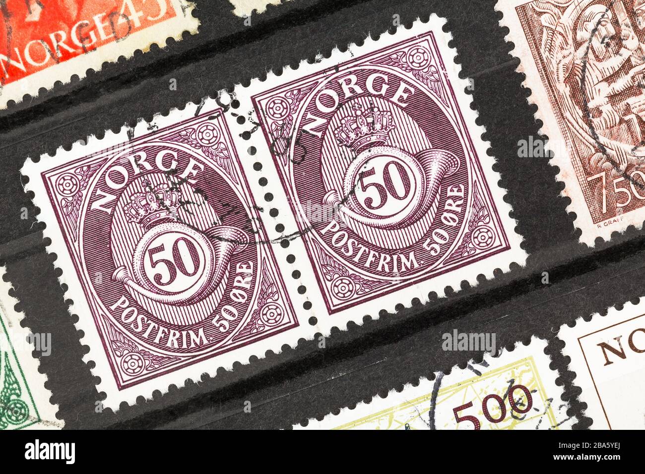 SEATTLE WASHINGTON - 25. März 2020: Nahaufnahme von gebrauchten deutschen Marken mit Posthorn. Stockfoto