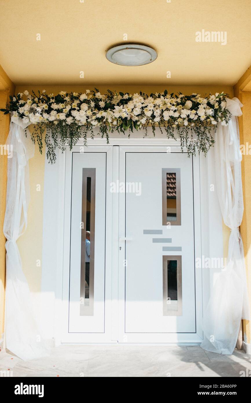 Speziell dekoriertes Haus mit Blumen Stockfoto